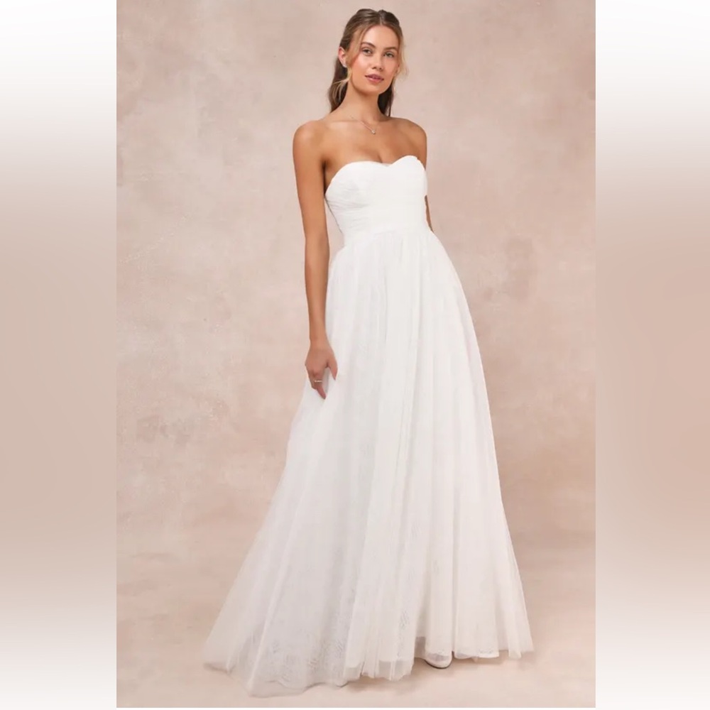 Lulu's Elegant White Strapless Wedding Dress